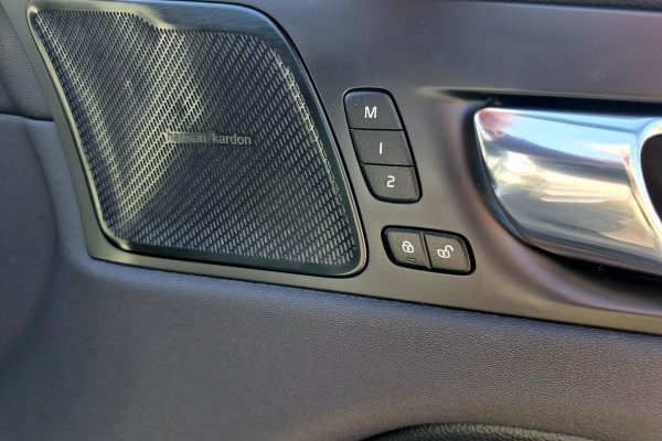 2020 MY21 Volvo XC60 UZ D4 Momentum SUV Image 14