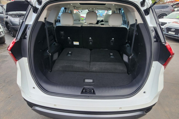 2023 Mahindra XUV700  AX7L SUV Image 10