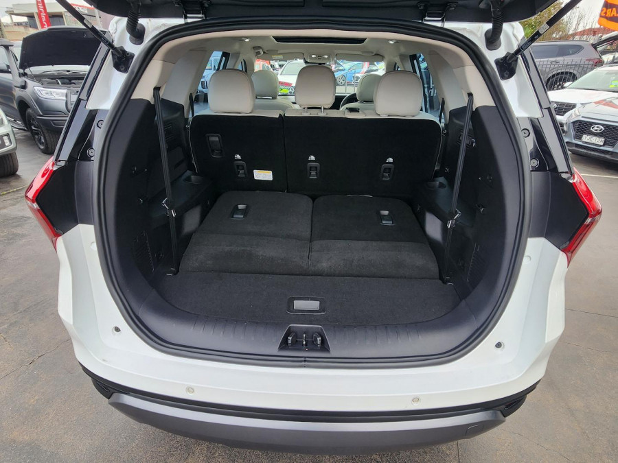 2023 Mahindra XUV700  AX7L SUV Image 10
