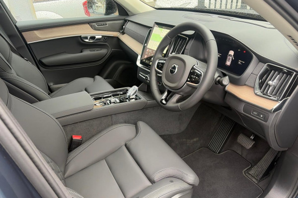 2025 MY26 Volvo XC90 L Series Plus T8 Plug-in Hybrid Dark SUV Image 14