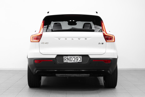 2025 Volvo XC40 XZ Ultra B4 Dark SUV Image 7