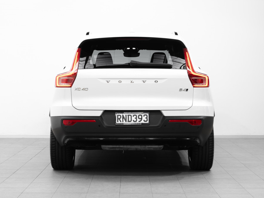 2025 Volvo XC40 XZ Ultra B4 Dark SUV Image 7