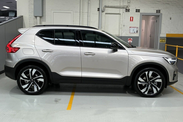 2023 Volvo XC40 XZ Ultimate B5 Dark SUV Image 3