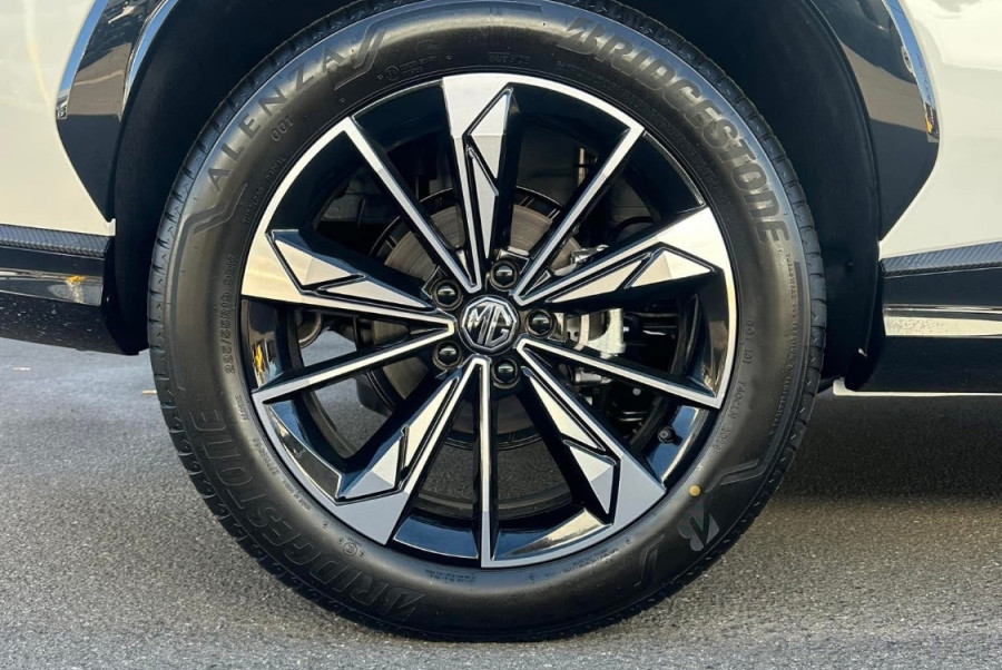 2024 MY24.5 MG HS AS33 Essence SUV Image 13
