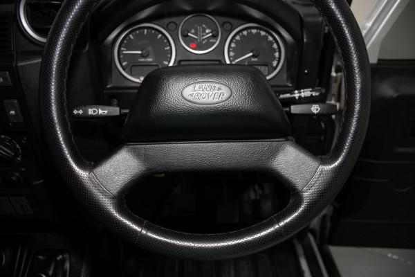 2013 Land Rover Defender 110 (4x4) SUV Image 15