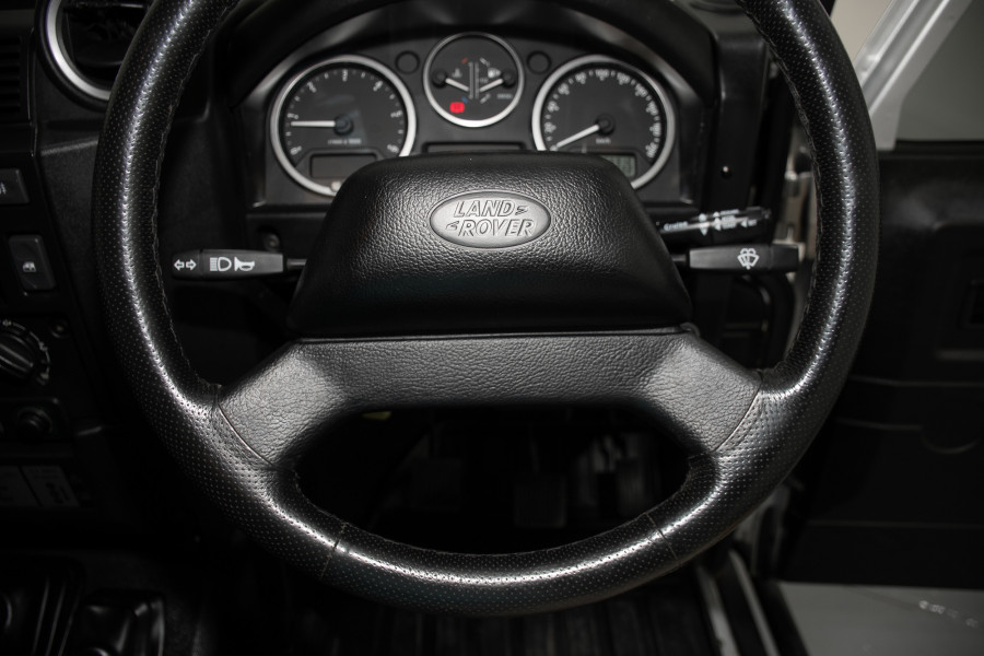 2013 Land Rover Defender 110 (4x4) SUV Image 15