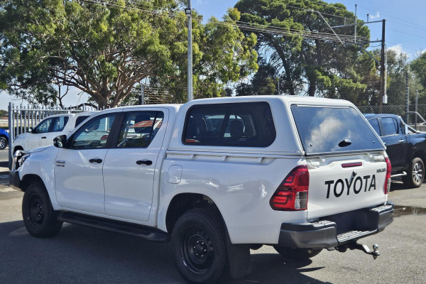 2022 Toyota HiLux GUN126R SR Double-Cab Pick-Up Image 5