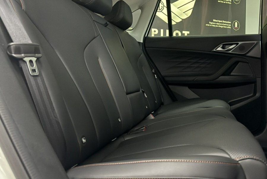 2024 MY24.5 MG HS AS33 Essence SUV Image 9
