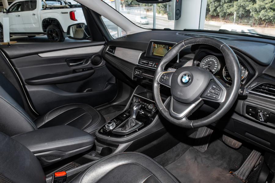 2015 BMW 2 Series 220i Sport Line Hatch Image 7