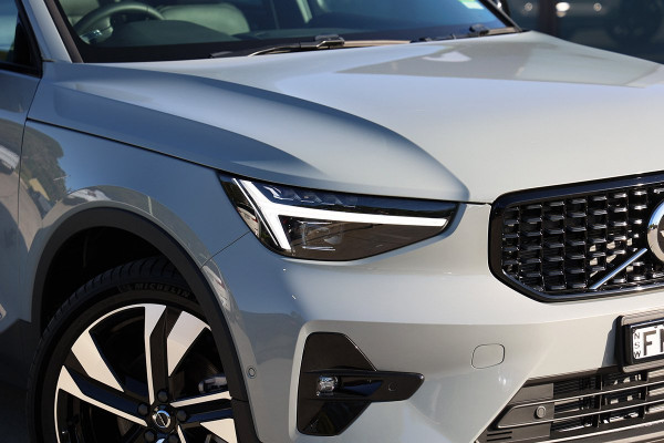 2024 Volvo XC40 XZ Ultimate B4 Dark SUV Image 2