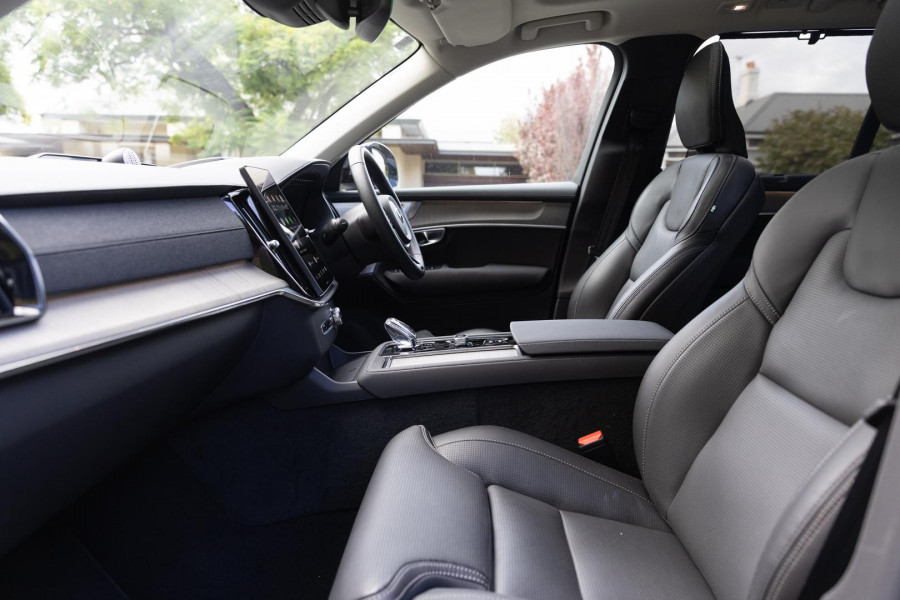 2025 MY26 Volvo XC90 L Series Ultra B5 Dark SUV Image 3