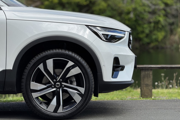 2025 Volvo XC40 XZ Ultra B4 Dark SUV Image 9