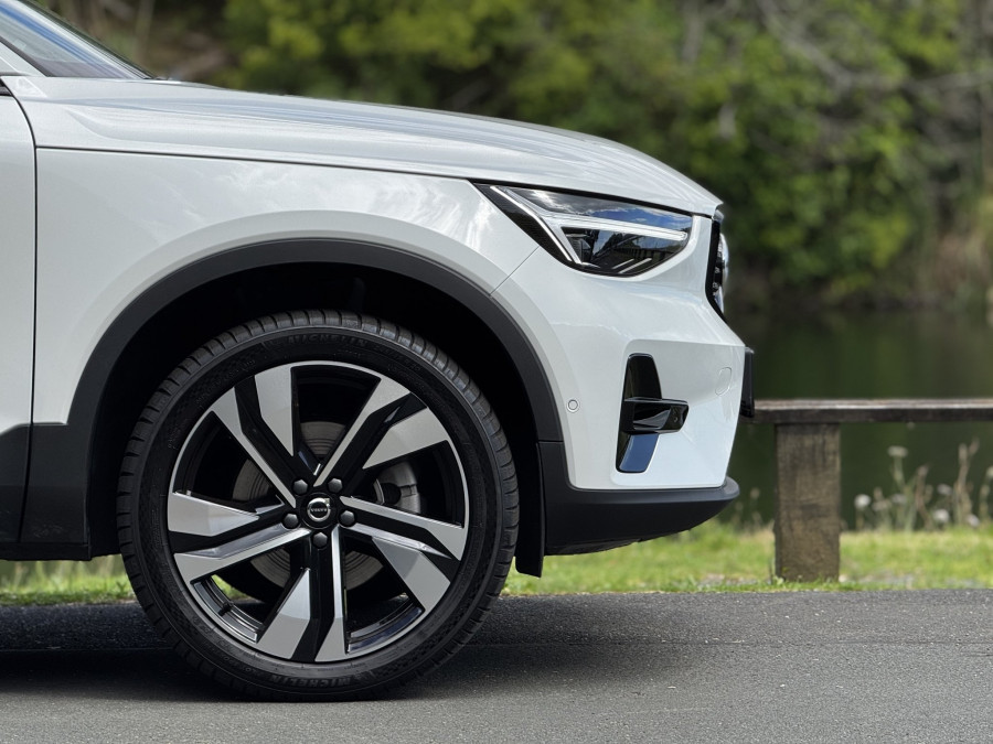 2025 Volvo XC40 XZ Ultra B4 Dark SUV Image 9