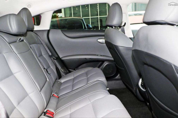 2026 MG IM5 P12L Performance Hatch Image 10