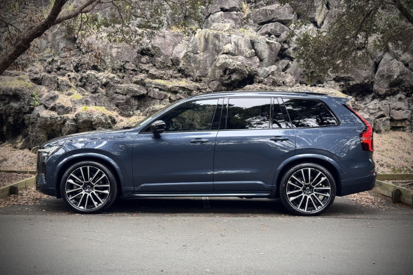 2026 Volvo XC90 L Series Ultra T8 Plug-in Hybrid Dark SUV Image 6