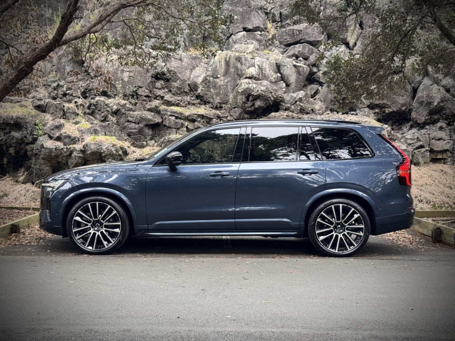 2026 Volvo XC90 L Series Ultra T8 Plug-in Hybrid Dark SUV Image 6