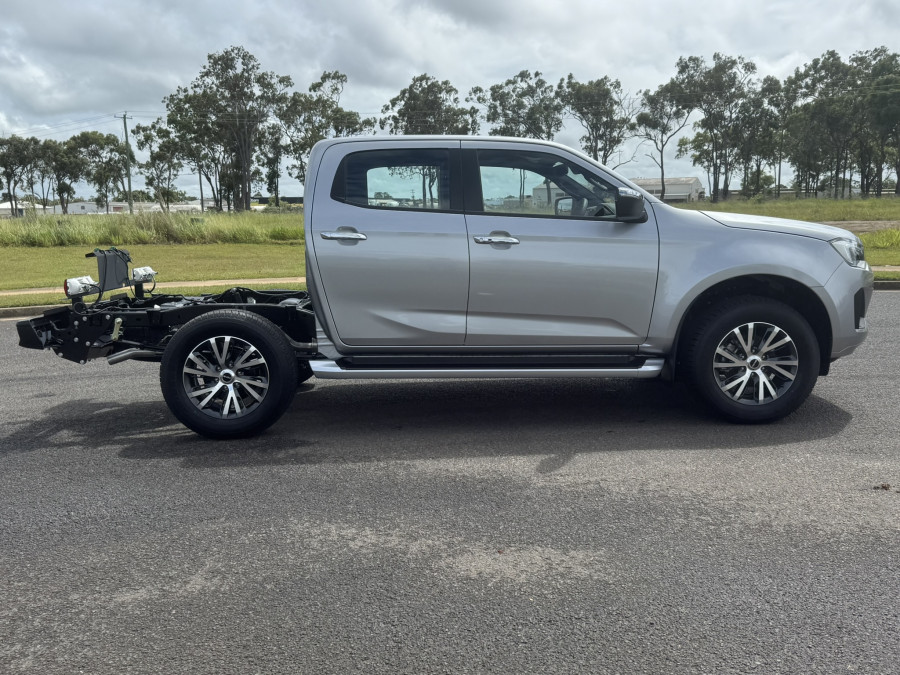 2026 Isuzu D-MAX RG LS-U Cab Chassis Image 2