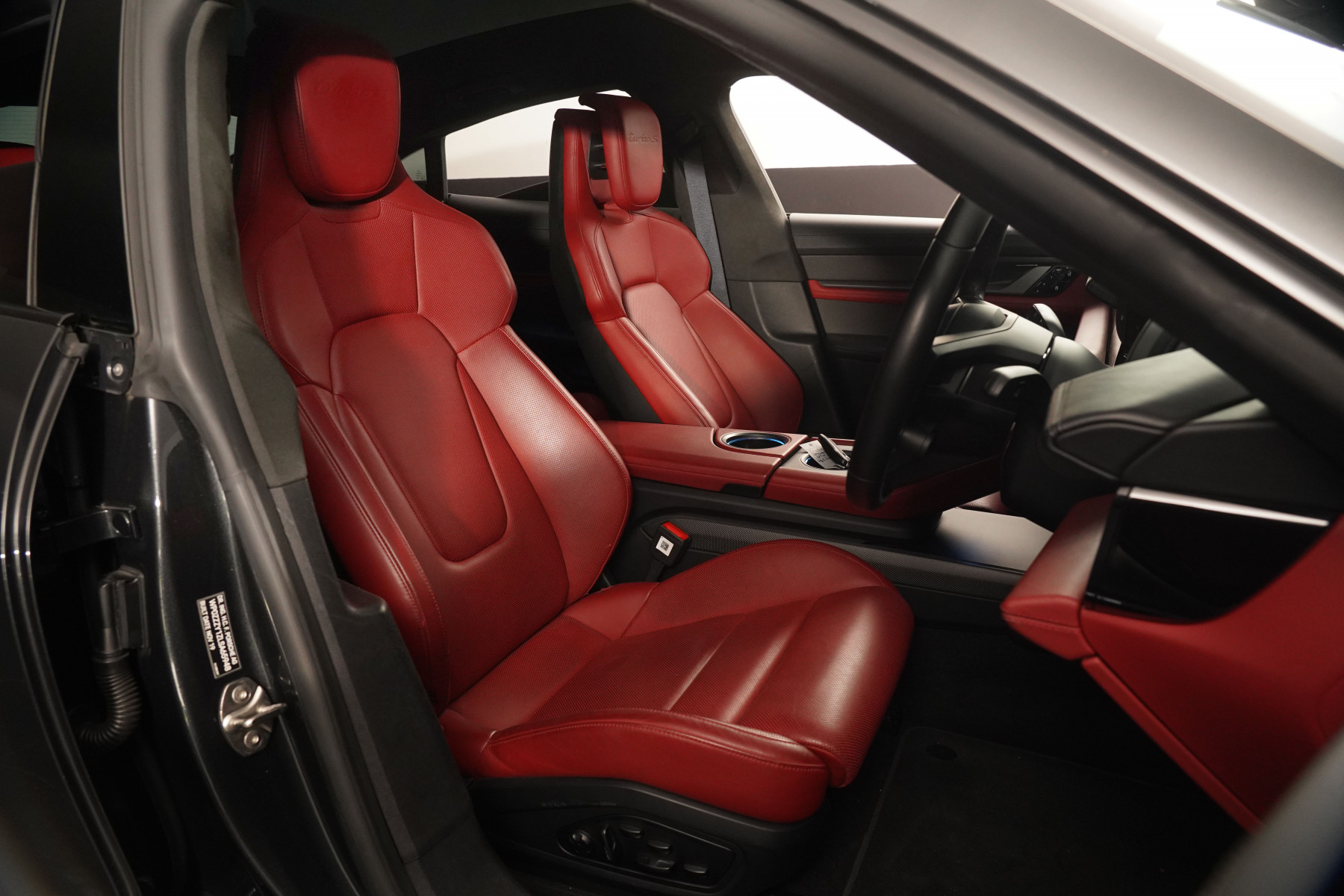 2020 Porsche Taycan Turbo S Coupe Image 21