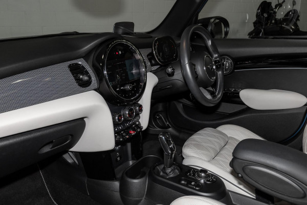 2021 MINI Cooper F55 LCI S Classic Hatch image 8