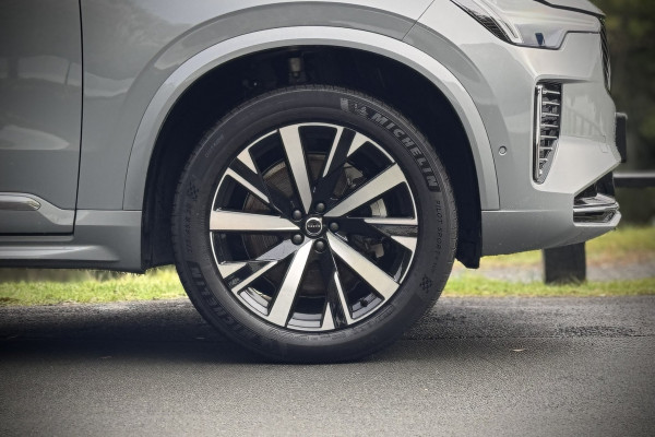 2025 Volvo XC90 L Series B5 AWD Plus SUV Image 8