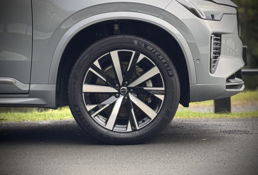 2025 Volvo XC90 L Series B5 AWD Plus SUV Image 8