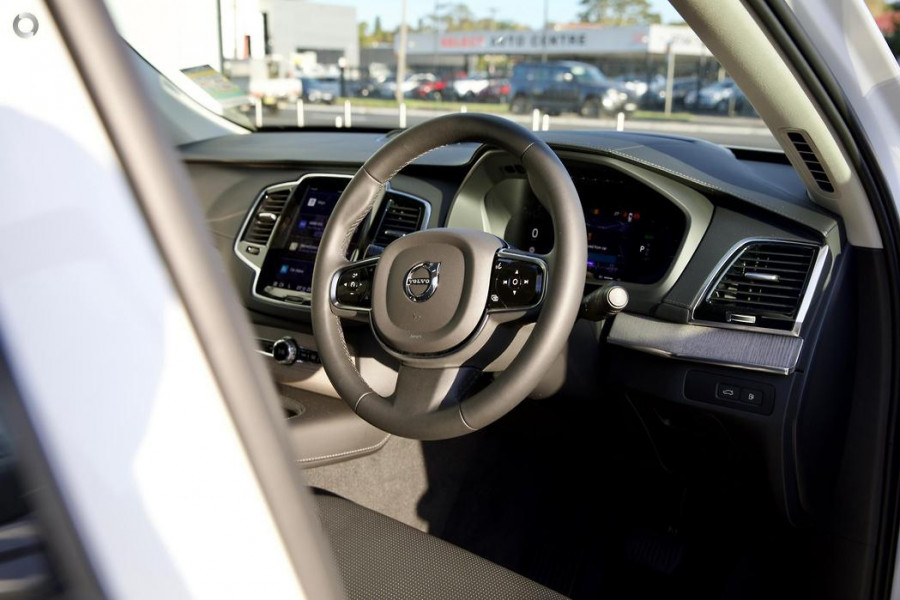 2024 Volvo XC90 L Series Recharge Ultimate T8 Plug-In Hybrid SUV Image 19