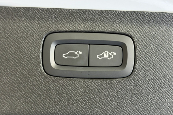 2025 Volvo XC90 L Series Ultra T8 Plug-In Hybrid SUV Image 9