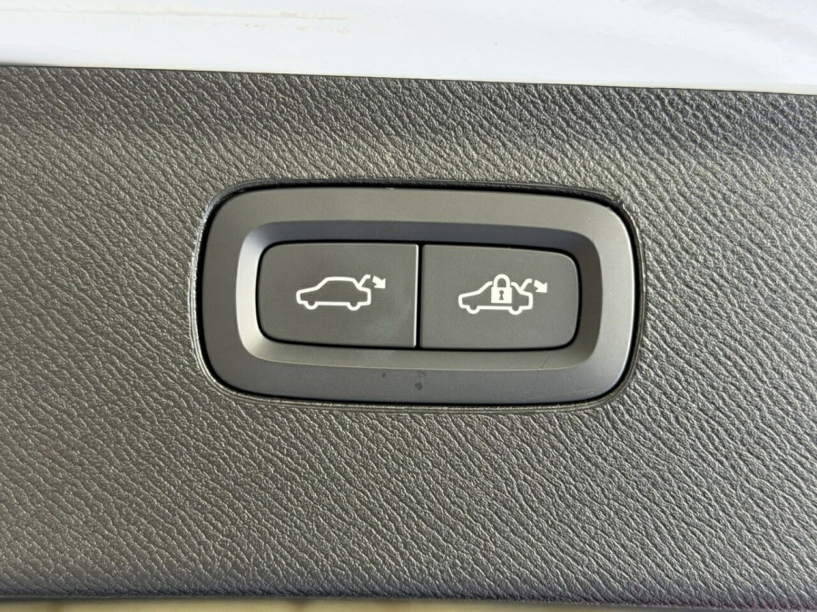 2025 Volvo XC90 L Series Ultra T8 Plug-In Hybrid SUV Image 9