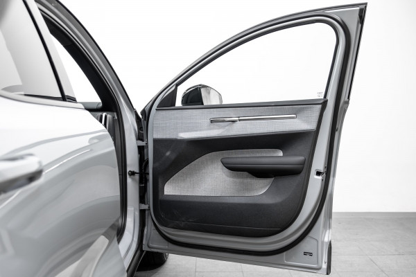 2026 Volvo EX30  Single Motor Extended Range Ultra SUV Image 9
