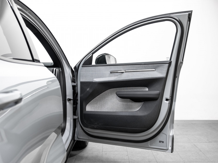 2026 Volvo EX30  Single Motor Extended Range Ultra SUV Image 9