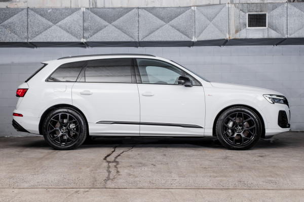 2025 Audi Q7 4M 55 TFSI S line SUV image 3