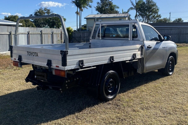 2016 Toyota Hilux TGN121R Workmate 4x2 Cab chassis Image 3