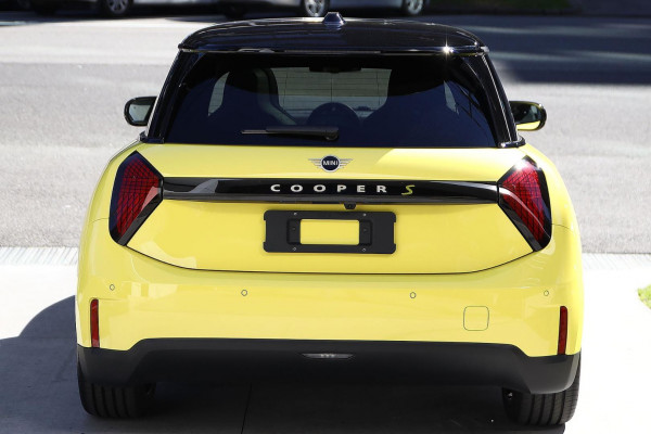 2026 MINI Cooper J01 SE Favoured Hatch image 3