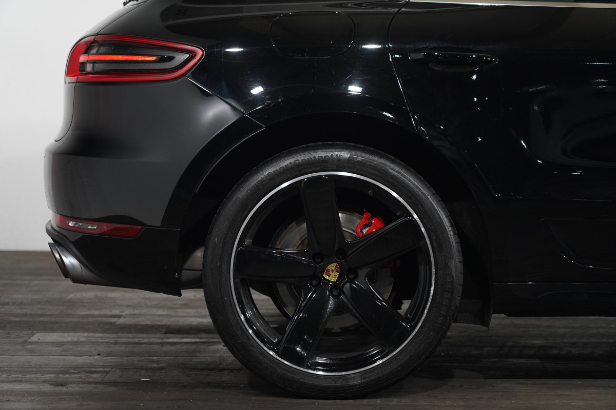 2017 Porsche Macan Turbo SUV Image 6
