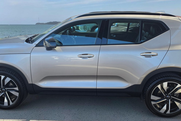 2023 Volvo XC40 XZ Ultimate B5 Dark SUV Image 4