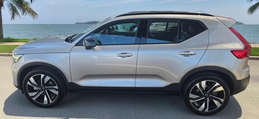 2023 Volvo XC40 XZ Ultimate B5 Dark SUV Image 4