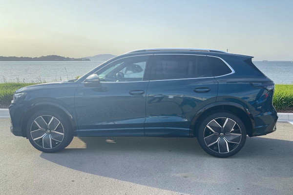2026 MY25 Volkswagen Tiguan CT 195TSI R-Line SUV Image 5