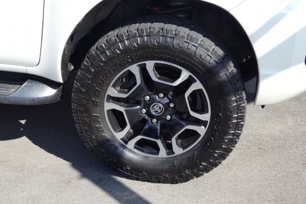 2021 Toyota HiLux GUN126R SR5 + PREMIUM INTERIOR 4X4 Ute Image 4