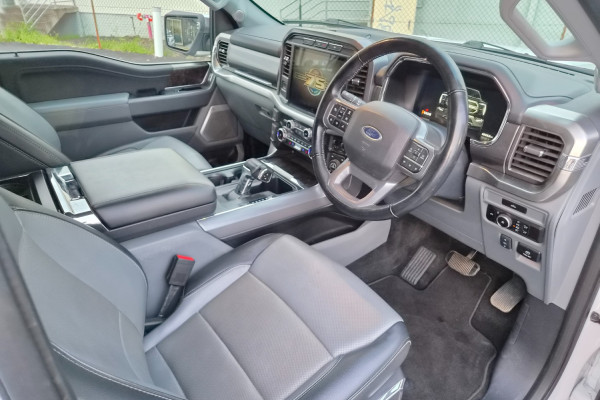 2023 Ford F-150  Lariat Dual Cab Image 13