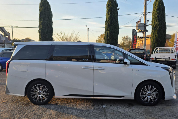 2026 GAC M8 PHEV  Luxury People Mover Image 8
