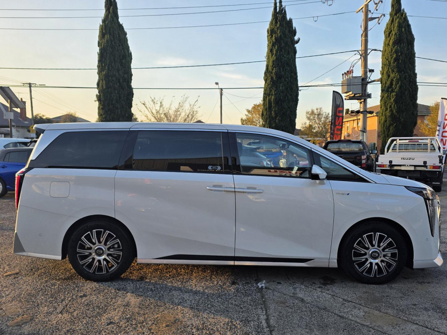 2026 GAC M8 PHEV  Luxury People Mover Image 8