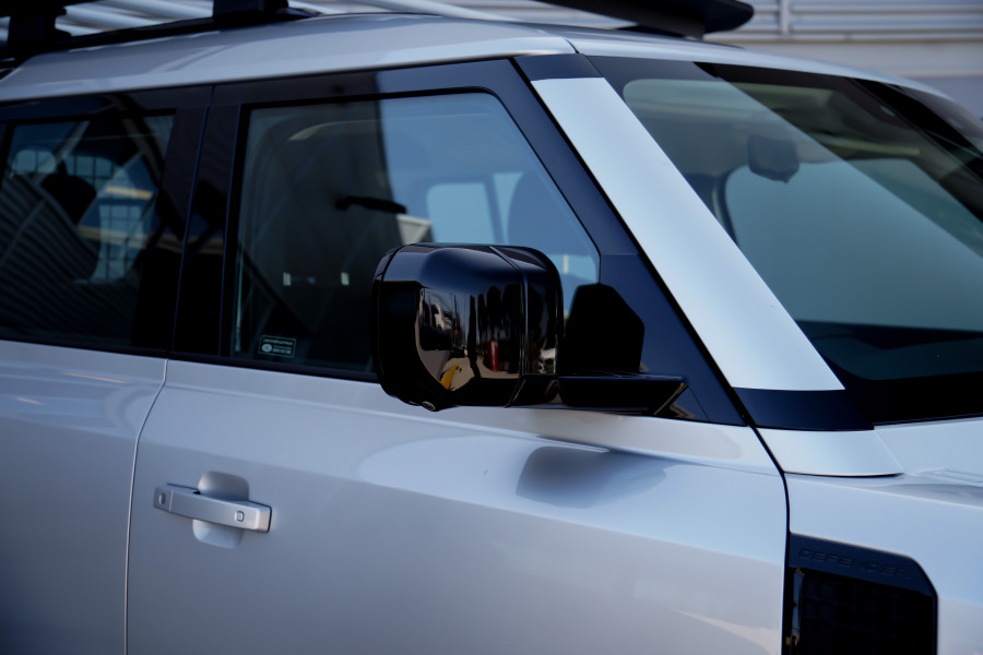 2020 Land Rover Defender L663 SE Wagon Image 11