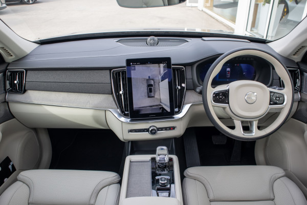 2025 Volvo XC90 T8 ULTRA PHEV Sedan Image 5