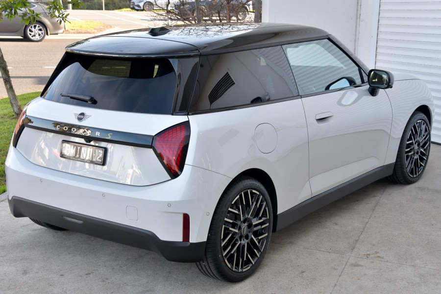 2026 MINI Cooper J01 SE Favoured Hatch