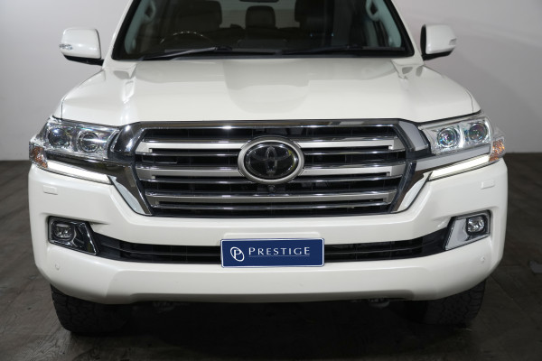 2018 Toyota LandCruiser Sahara SUV image 3