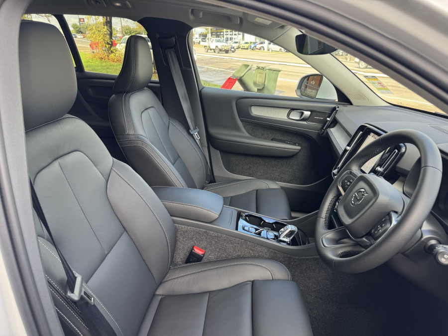 2026 Volvo XC40 XZ Ultra B4 Bright SUV Image 12