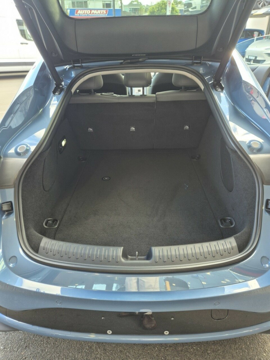 2026 MG IM5 P12L Platinum Hatch Image 7