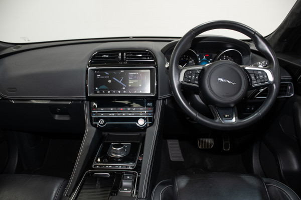 2019 Jaguar F-PACE 25t R-Sport SUV image 24