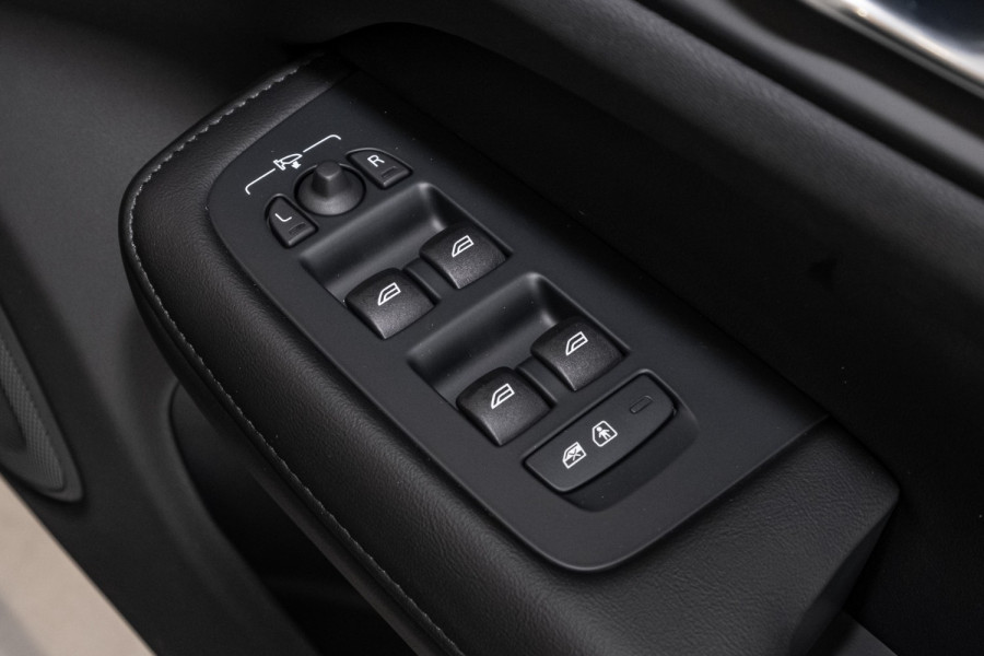 2025 Volvo V60 Cross Country Z Series Ultra B5 Bright Wagon Image 16