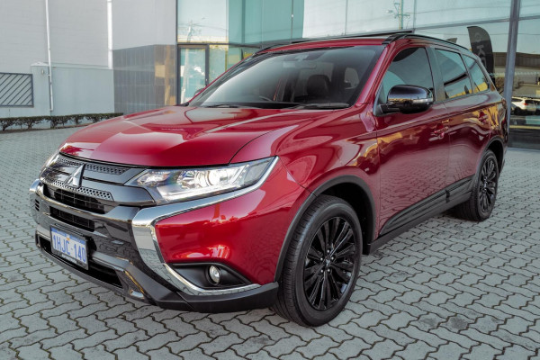 2021 Mitsubishi Outlander ZL Black Edition SUV Image 3